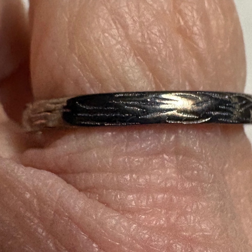 Vintage Style Silver Tone Blue Crystal Engraved Leaf Eternity Band Ring Size 8
